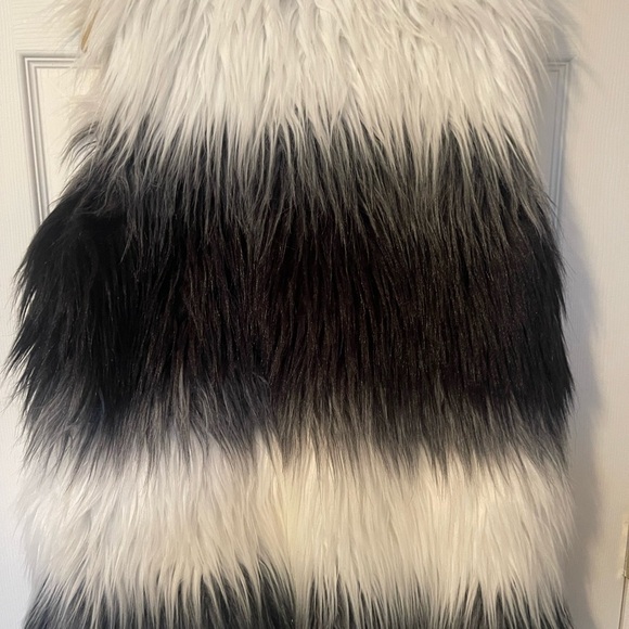 Faux fur vest - Picture 2 of 4